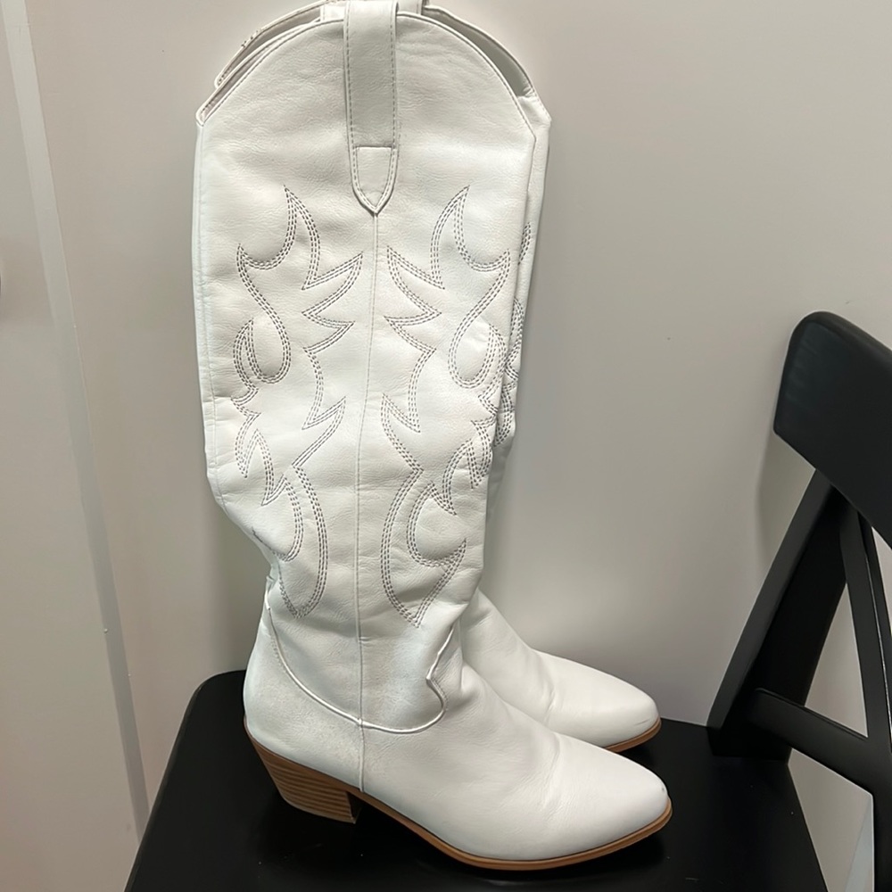 Women’s white cowboy boots size 7